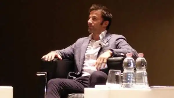 Bagno di folla per Alessandro Del Piero, che alla Bocconi di Milano ha incontrato gli studenti, raccontandosi dagli esordi al successo, personale e di squadra. Il tutto a forti tinte bianconere.