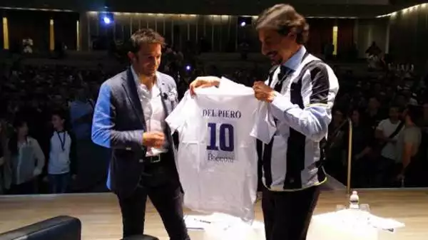 Bagno di folla per Alessandro Del Piero, che alla Bocconi di Milano ha incontrato gli studenti, raccontandosi dagli esordi al successo, personale e di squadra. Il tutto a forti tinte bianconere.