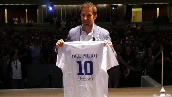 Bagno di folla per Alessandro Del Piero, che alla Bocconi di Milano ha incontrato gli studenti, raccontandosi dagli esordi al successo, personale e di squadra. Il tutto a forti tinte bianconere.