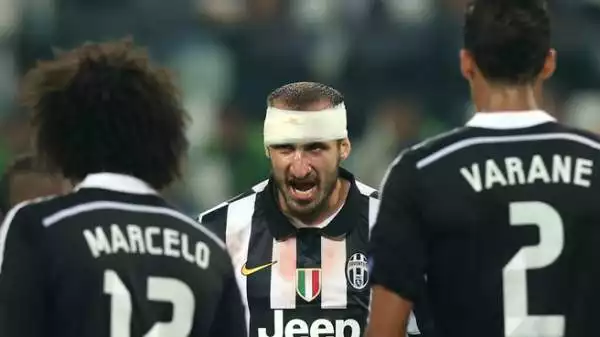 Il taglio profondo sul viso, la vistosa fasciatura, la maglia macchiata di sangue, la "garra" in campo. Chiellini ha impersonificato la grinta della Juve nella magica serata dello Stadium.