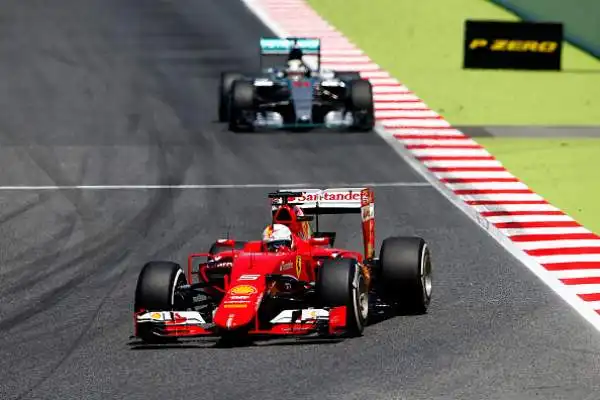 La Mercedes domina, Vettel terzo. Rosberg conquista la prima vittoria stagionale, Hamilton secondo consolida la sua leadership.