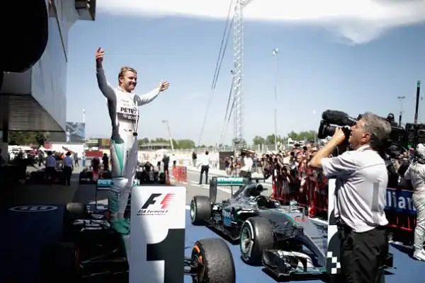 La Mercedes domina, Vettel terzo. Rosberg conquista la prima vittoria stagionale, Hamilton secondo consolida la sua leadership.