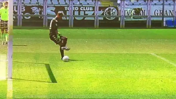 Un clamoroso autogol di Padelli ha permesso all'Empoli di sbloccare il risultato: il portiere del Torino ha svirgolato direttamente nella sua porta un innocuo retropassaggio.