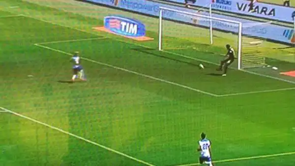 Un clamoroso autogol di Padelli ha permesso all'Empoli di sbloccare il risultato: il portiere del Torino ha svirgolato direttamente nella sua porta un innocuo retropassaggio.