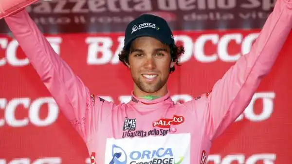 Viviani imprendibile in volata a Genova. L'australiano Michael Matthews (Orica-GreenEdge) è la nuova maglia rosa.