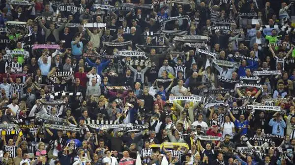 La trepidazione dello Juventus Stadium durante il big match di Champions League.