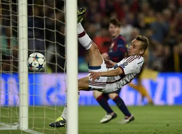 Messi decisivo nel 3-0 del Barcellona al Bayern: due gol e un assist. Geniale soprattutto il colpo sotto di destro a Neuer, dopo aver messo a sedere Boateng, che è valso il raddoppio.