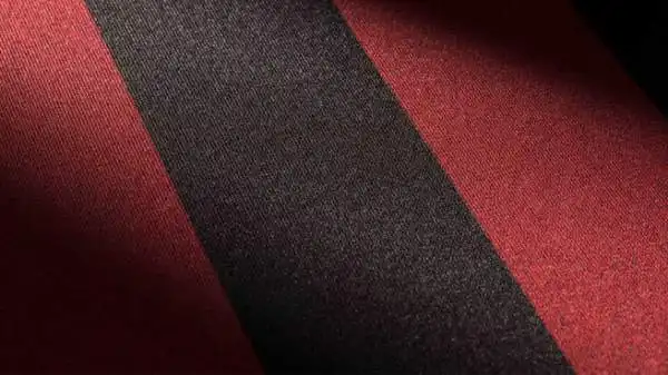 Milan-Roma del 9 maggio 2015 è l'occasione per vedere la maglia ufficiale dei rossoneri per la stagione 2015-2016, che vedrà il ritorno delle strisce regolari e un omaggio a Expo 2015.