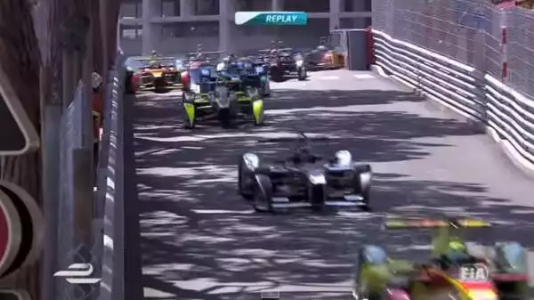 Dopo una curva sul tracciato di Montecarlo di Formula E, Bruno Senna si scontra con un avversario. 
