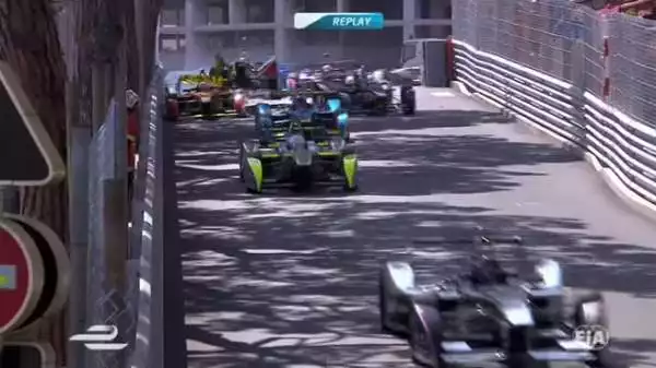 A causa dell'impatto l'ex pilota di Formula 1, decolla letteralmente sorvolando l'altra auto. 