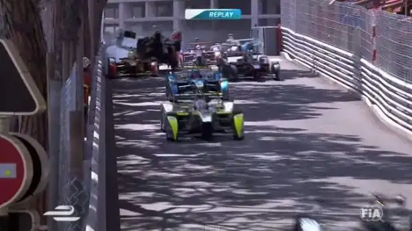 A causa dell'impatto l'ex pilota di Formula 1, decolla letteralmente sorvolando l'altra auto.