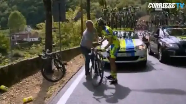 A fine tappa scoppia la polemica per il cambio di bicicletta di Alberto Contador prima della salita.