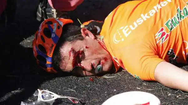 Terrore per Alberto Lopez de Muniain. Il basco della Euskaltel fa temere il peggio alla 2a tappa del Giro 2005. Numerose fratture e un pneumotorace per lui. Carriera finita.
