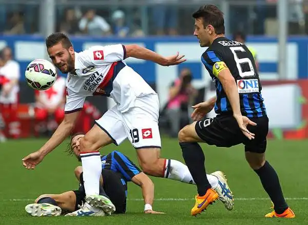 Pinilla sblocca il risultato su rigore ma Pavoletti pareggia i conti. Nella ripresa il Grifone porta a casa la vittoria: Bertolacci con un bellissimo gol e Falque con una doppietta firmano il poker.