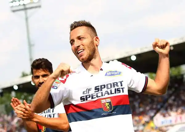 Pinilla sblocca il risultato su rigore ma Pavoletti pareggia i conti. Nella ripresa il Grifone porta a casa la vittoria: Bertolacci con un bellissimo gol e Falque con una doppietta firmano il poker.