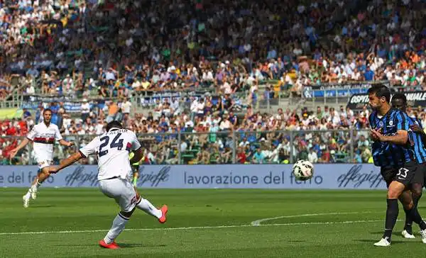 Pinilla sblocca il risultato su rigore ma Pavoletti pareggia i conti. Nella ripresa il Grifone porta a casa la vittoria: Bertolacci con un bellissimo gol e Falque con una doppietta firmano il poker.