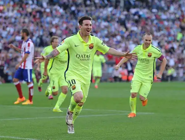 Un gol di Messi decide il match contro l'Atletico Madrid. Inutile tripletta di Ronaldo nel 4-1 del Real.