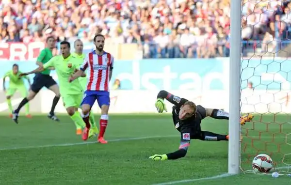 Un gol di Messi decide il match contro l'Atletico Madrid. Inutile tripletta di Ronaldo nel 4-1 del Real.