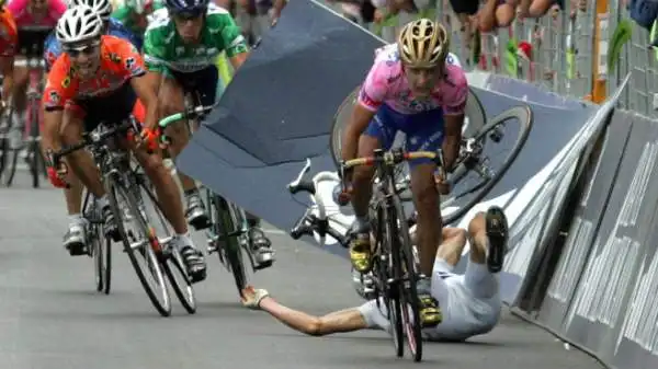 Giro 2005, Frosinone. Vince Bettini, già in rosa, allo sprint, ma viene squalificato. In volata 'Grillo' ha cambiato direzione facendo cadere sulle transenne l'australiano Cooke.