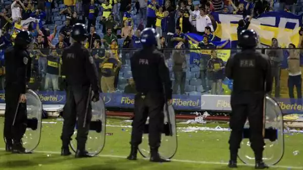 l SuperClasico tra Boca Juniors e River Plate dura un solo tempo. Al rientro dagli spogliatoi, alcuni giocatori ospiti vengono colpiti, da non identificati supporter xeneizes, con spray urticanti.