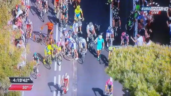 La tappa è stata caratterizzata da una caduta ai 300 metri dal traguardo. Coinvolto anche Alberto Contador.