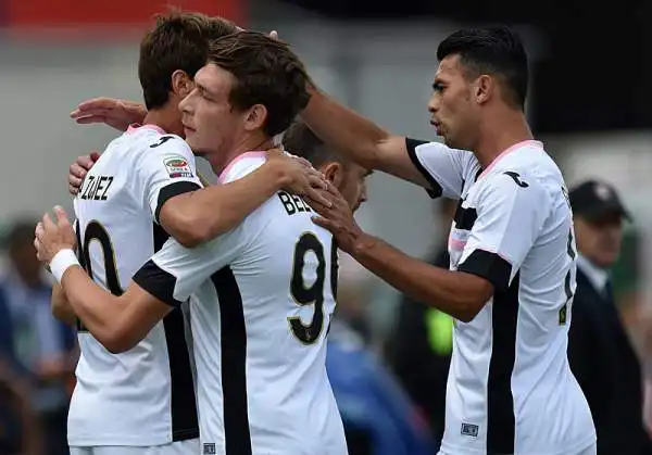 I rossoblù vanno subito sotto col Palermo (gol di Vazquez) e non riescono a reagire. Alla fine l'1-0 li condanna alla retrocessione matematica con due giornate d'anticipo.