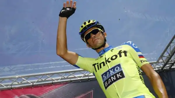 Simon Clarke, il precedente leader della corsa, è transitato all'arrivo con un ritardo di oltre quattro minuti, cedendo la maglia a Contador.