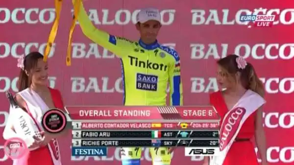 Sul palco Contador non ha mosso il braccio sinistro e non ha indossato la maglia rosa, mostrando tra l'altro un'espressione terrea in viso.