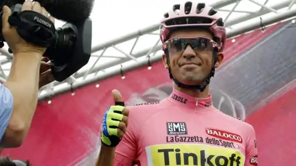 Con una fasciatura e una maglia adattata all'occasione (più larga), invece, Contador ha stretto i denti ed è rimasto in gara, conservando la leadership in classifica generale.