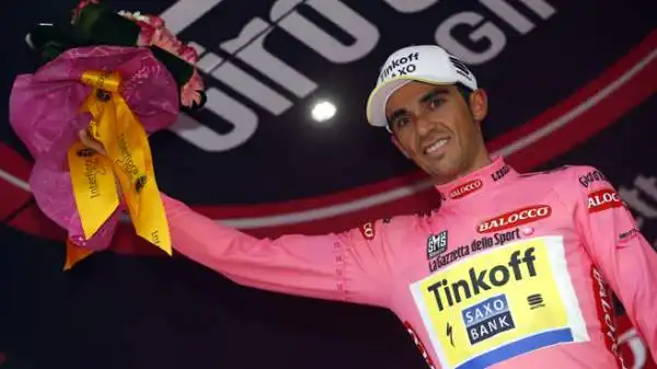 Come se non bastasse, è arrivata una penalizzazione di due minuti per l'aiuto portatogli dal connazionale Clarke, proibitivo dal regolamento. Contador sempre maglia rosa, Aru sempre a 1''.