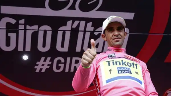 Alberto Contador ha indossato la maglia rosa al termine della quinta tappa del Giro d'Italia, teatro della prima tappa dell'attesissima sfida con Fabio Aru.