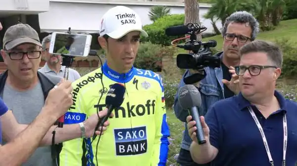 La vera notizia del giorno è però rappresentata dalla decisione di Alberto Contador: lo spagnolo ha deciso di prendere il via della tappa nonostante la sublussazione alla spalla.