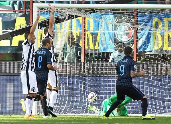 Brutta sconfitta per l'Inter che non approfitta delle assenze della Juventus e perde 2-1: decisiva una papera di Handanovic in occasione del gol decisivo di Morata.