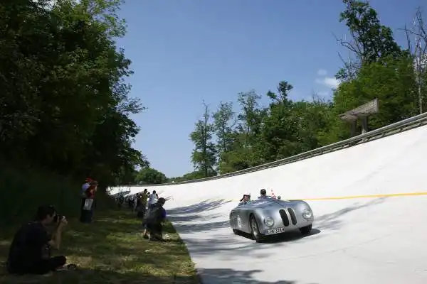 La rievocazione della storica corsa per auto depoca, prima della sua passerella finale di Brescia, ha fatto visita ad uno dei templi dellautomobilismo mondiale, lAutodromo Nazionale di Monza.