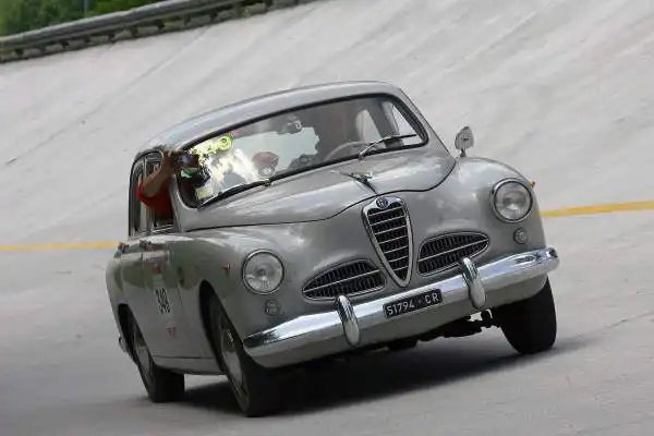 La rievocazione della storica corsa per auto depoca, prima della sua passerella finale di Brescia, ha fatto visita ad uno dei templi dellautomobilismo mondiale, lAutodromo Nazionale di Monza.