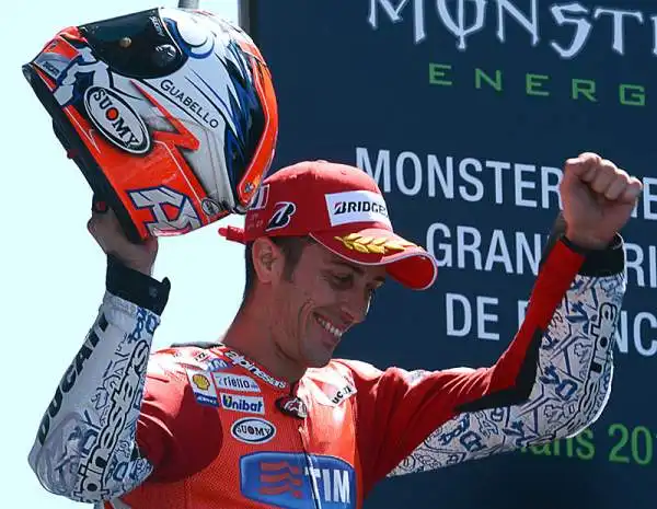 Seconda vittoria consecutiva per Lorenzo a Le Mans, alle sue spalle Valentino Rossi sempre più leader del mondiale davanti ala Ducati di Dovizioso che lo segue anche nel mondiale.