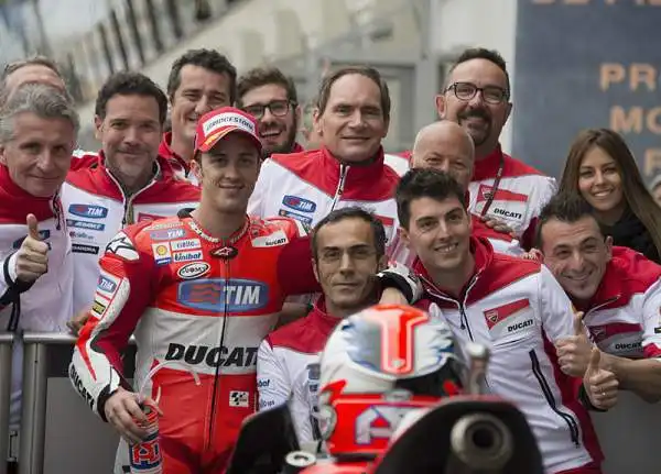 Marquez torna protagonista dopo un avvio di stagione difficile conquistando la pole nelle prove di Le Mans, alle sue spalle Dovizioso e Lorenzo, solo settimo Valentino Rossi.