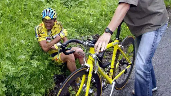 Lo sfortunatissimo e compianto Marco Pantani rovina a terra per colpa di un gatto al Giro 1997, il primo con la Mercatone Uno, nella discesa del valico di Chiunzi, al km 182.