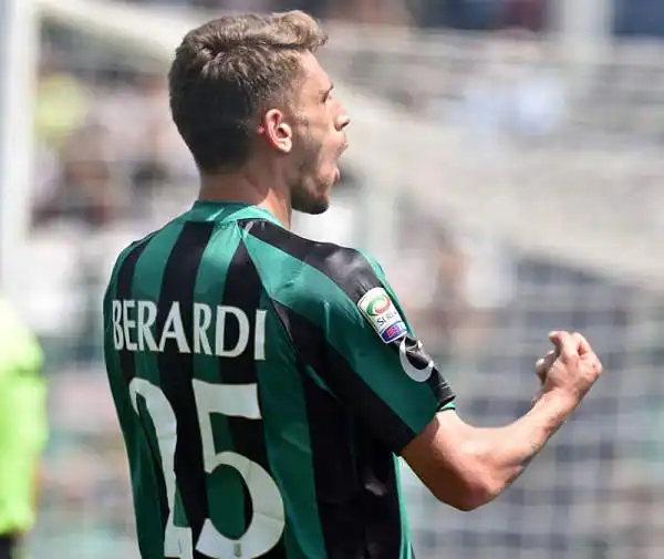 Il Sassuolo piega i rossoneri al Mapei Stadium grazie alla tripletta di un incontenibile Domenico Berardi che si conferma bestia nera del Milan. Per i rossoneri in gol Bonaventura e Alex.