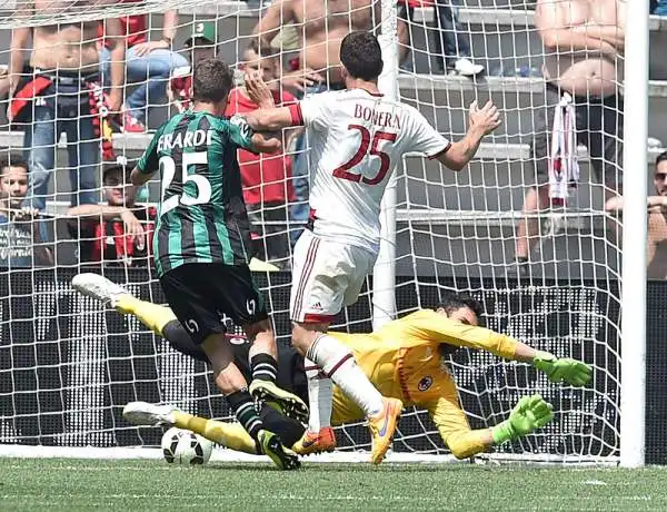 Il Sassuolo piega i rossoneri al Mapei Stadium grazie alla tripletta di un incontenibile Domenico Berardi che si conferma bestia nera del Milan. Per i rossoneri in gol Bonaventura e Alex.