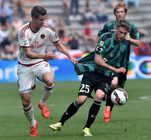 Il Sassuolo piega i rossoneri al Mapei Stadium grazie alla tripletta di un incontenibile Domenico Berardi che si conferma bestia nera del Milan. Per i rossoneri in gol Bonaventura e Alex.