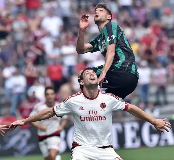 Il Sassuolo piega i rossoneri al Mapei Stadium grazie alla tripletta di un incontenibile Domenico Berardi che si conferma bestia nera del Milan. Per i rossoneri in gol Bonaventura e Alex.