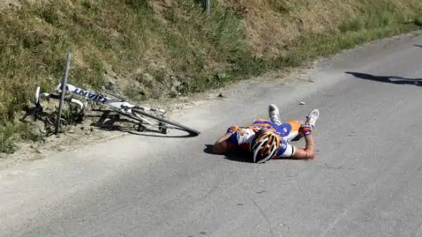 5a tappa del Giro 2011. Tom Jelte Slagter (Rabobank) è protagonista di una caduta tremenda. L'olandese rimane riverso a terra, verrà portato in ospedale.