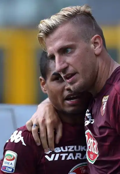 All'Olimpico di Torino doppietta da ex per Maxi Lopez, che approfitta di un Chievo già in vacanza per tenere virtualmente il Toro in corsa per l'Europa.