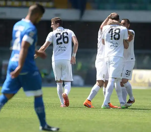 Partita ininfluente per la classifica al Bentegodi: Saponara porta in vantaggio gli ospiti ma Moras e Sala ribaltano il risultato regalando la vittoria alla squadra di Mandorlini.