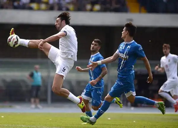 Partita ininfluente per la classifica al Bentegodi: Saponara porta in vantaggio gli ospiti ma Moras e Sala ribaltano il risultato regalando la vittoria alla squadra di Mandorlini.