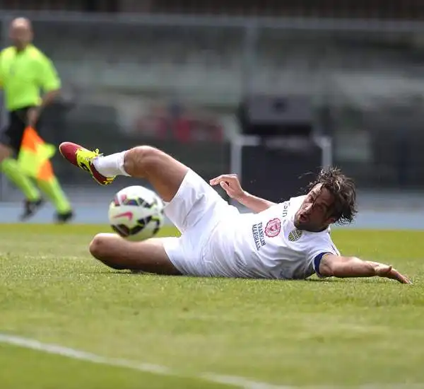 Partita ininfluente per la classifica al Bentegodi: Saponara porta in vantaggio gli ospiti ma Moras e Sala ribaltano il risultato regalando la vittoria alla squadra di Mandorlini.