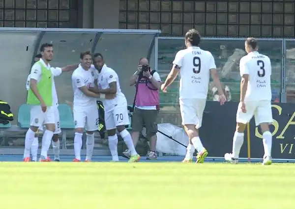 Partita ininfluente per la classifica al Bentegodi: Saponara porta in vantaggio gli ospiti ma Moras e Sala ribaltano il risultato regalando la vittoria alla squadra di Mandorlini.