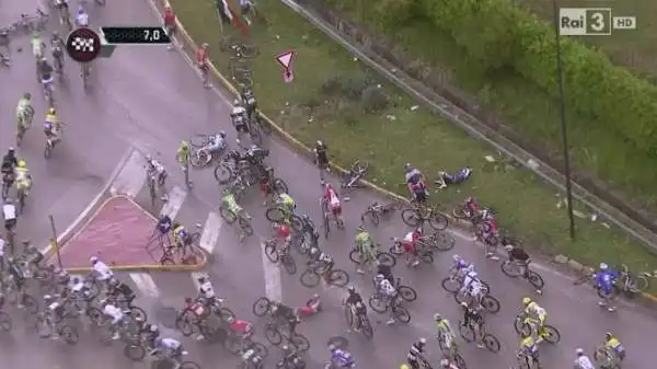 La 6a tappa del Giro 2014 è una carneficina: Vicioso si rompe il femore, Purito le costole, in una caduta innescata dalla Europcar, a Montecassino.