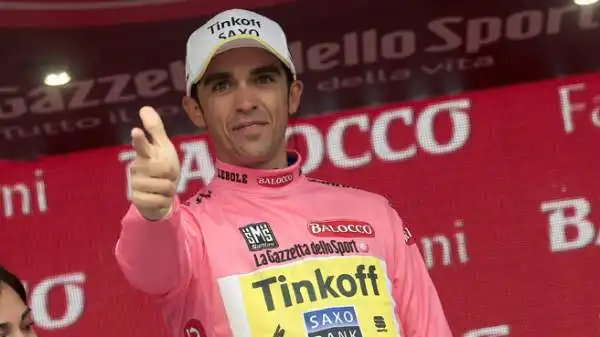 Contador torna in rosa. Lo spagnolo con una spettacolare cronometro si riprende la maglia di leader della classifica. Aru ora è attardato di 2'28".